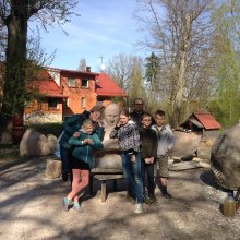 Ādažu mākslas skola apgūst akmens kalšanu pie tēlnieka darbnīcā.