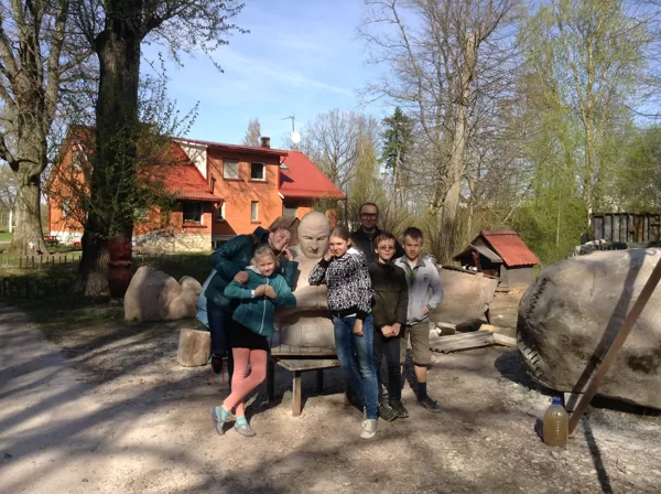 Ādažu mākslas skola apgūst akmens kalšanu pie tēlnieka darbnīcā.